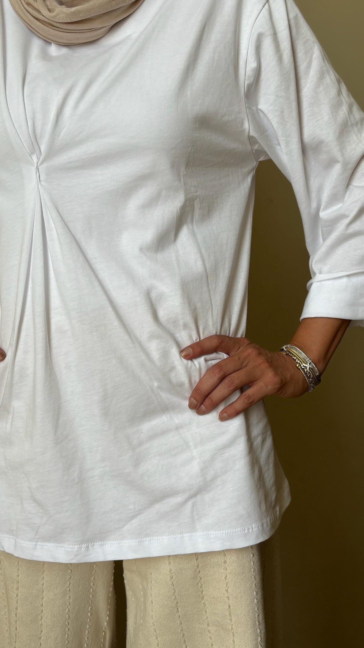 Cotton basic top with a front twist in White