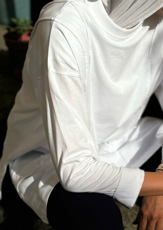 Basic rounded neck top with piping style in White