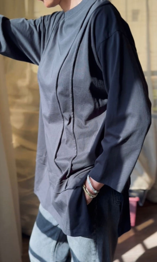 Basic rounded neck top with piping style in Black