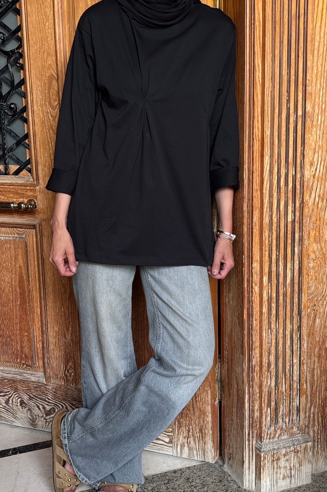 Cotton basic top with a front twist in Black