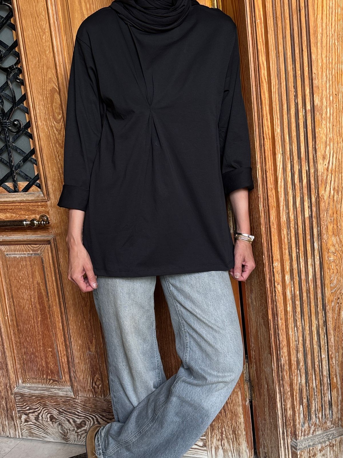 Cotton basic top with a front twist in Black