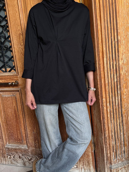 Cotton basic top with a front twist in Black