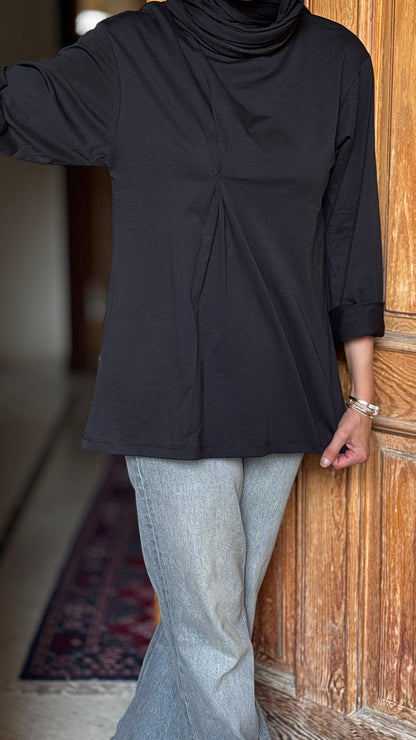 Cotton basic top with a front twist in Black