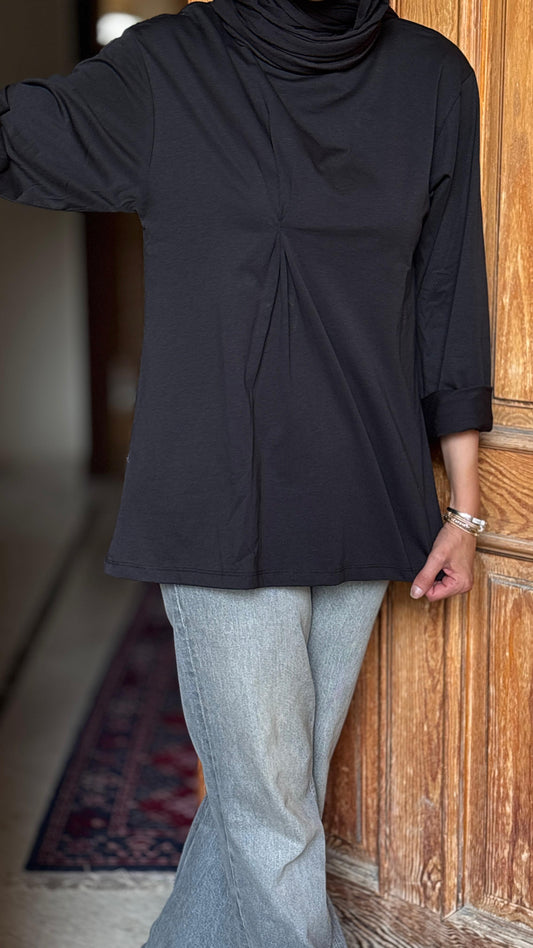 Cotton basic top with a front twist in Black