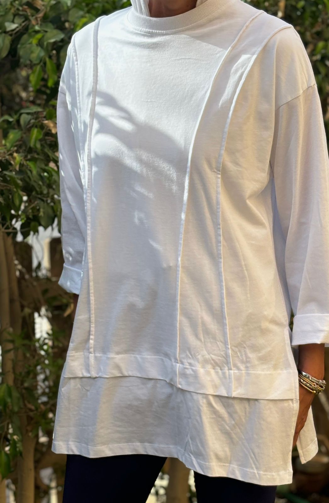 Basic rounded neck top with piping style in White