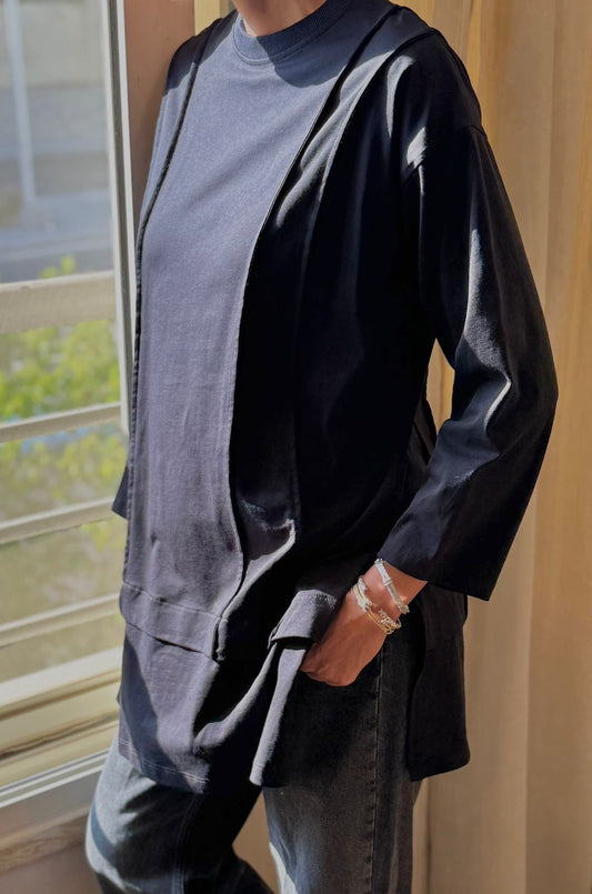 Basic rounded neck top with piping style in Black