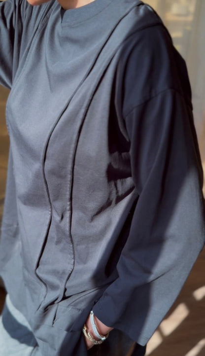 Basic rounded neck top with piping style in Black